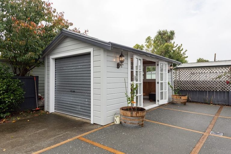 Photo of property in 28 Whites Line West, Woburn, Lower Hutt, 5010