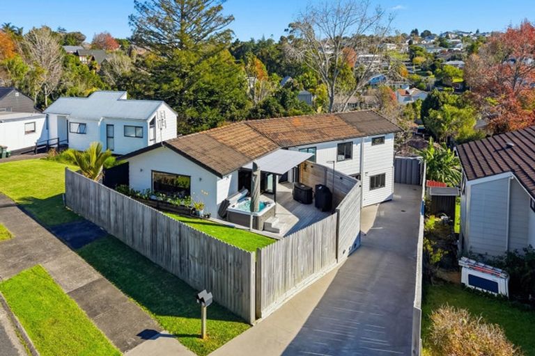 Photo of property in 64 Robbies Road, Shelly Park, Auckland, 2014