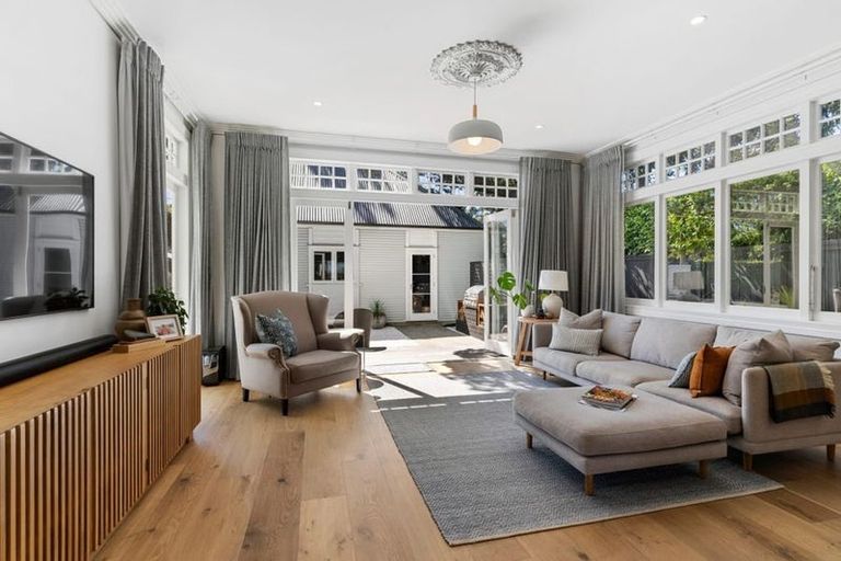 Photo of property in 21 Norwood Road, Bayswater, Auckland, 0622