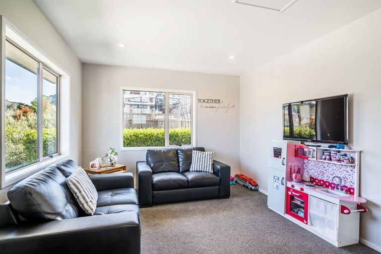 Photo of property in 9 Namsan Close, Fairview Heights, Auckland, 0632