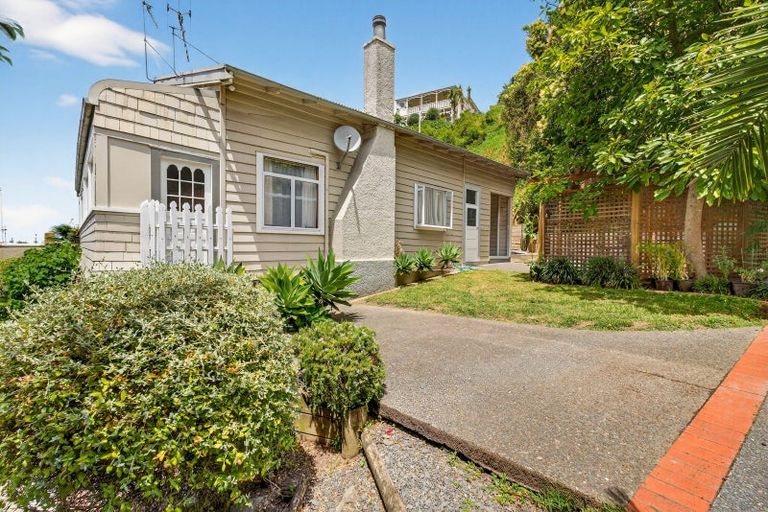 Photo of property in 10 Milton Road, Bluff Hill, Napier, 4110