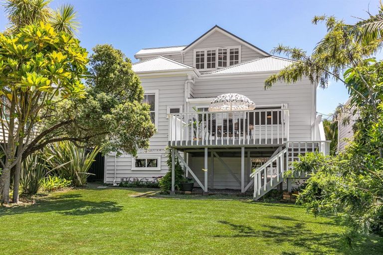 Photo of property in 4 William Bond Street, Stanley Point, Auckland, 0624