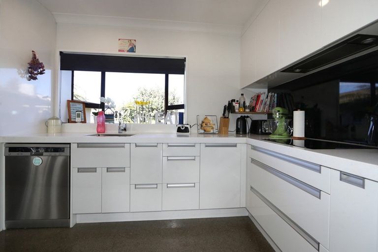 Photo of property in 28 Chester Street, Taradale, Napier, 4112