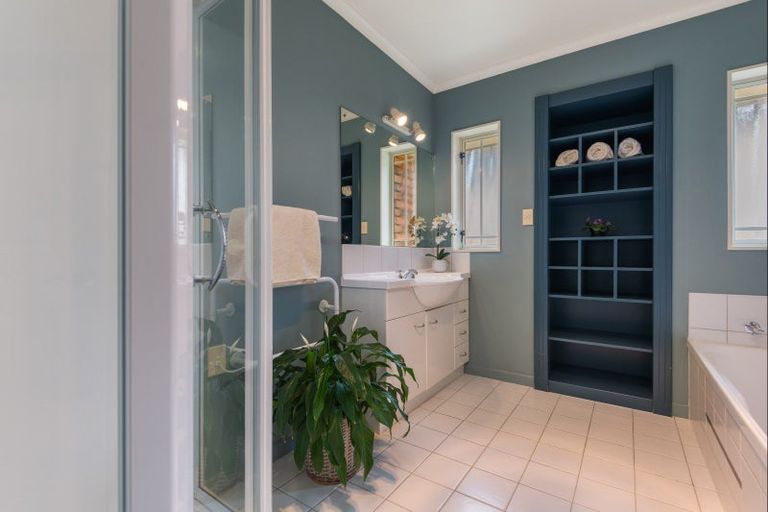 Photo of property in 6 La Lena Grove, Fitzherbert, Palmerston North, 4410