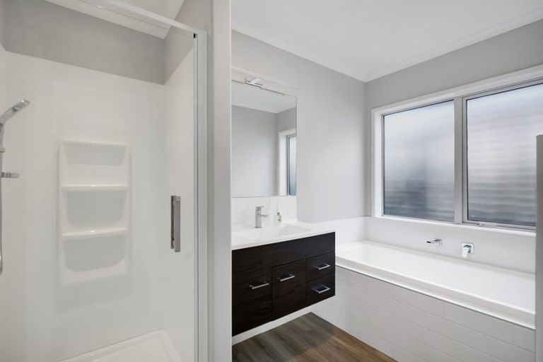 Photo of property in 12 Oakmont Crescent, Waiwhakaiho, New Plymouth, 4312