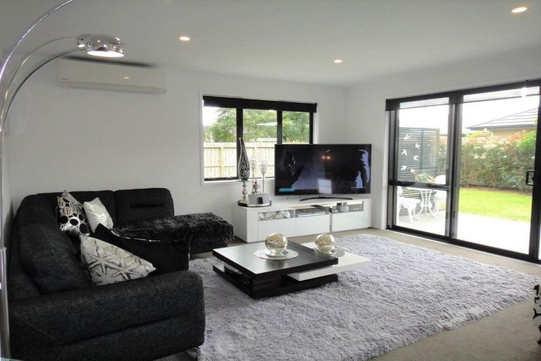 Photo of property in 16 Roto View, One Tree Point, 0118