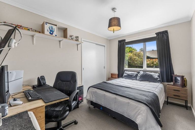 Photo of property in 16 Gavinike Place, Waimauku, 0812