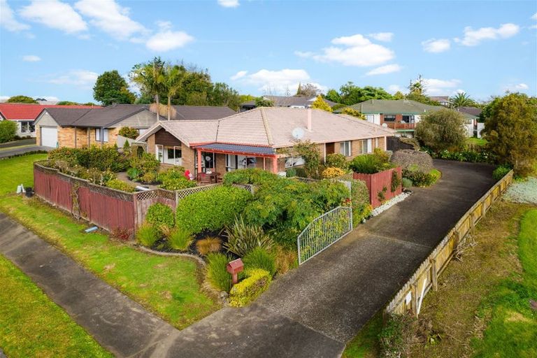 Photo of property in 14 West Fairway, Golflands, Auckland, 2013