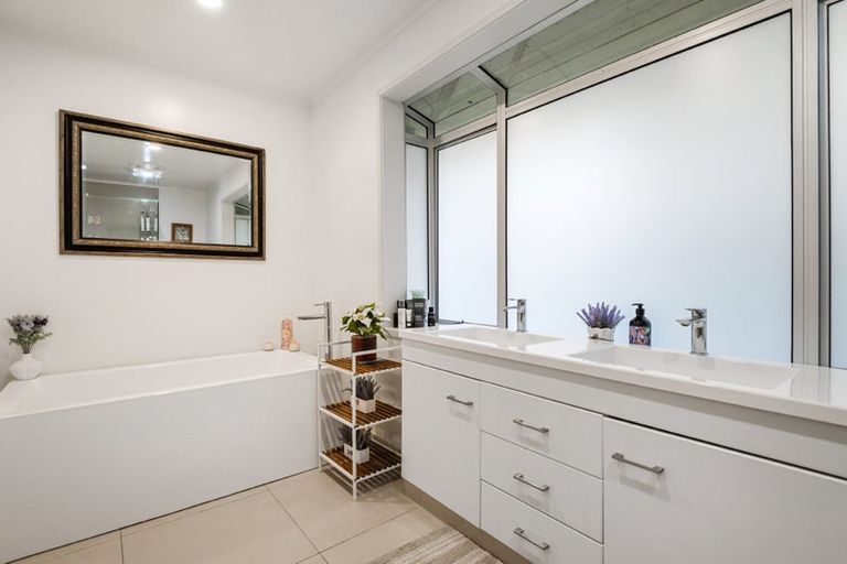 Photo of property in 2/23 Parr Terrace, Castor Bay, Auckland, 0620