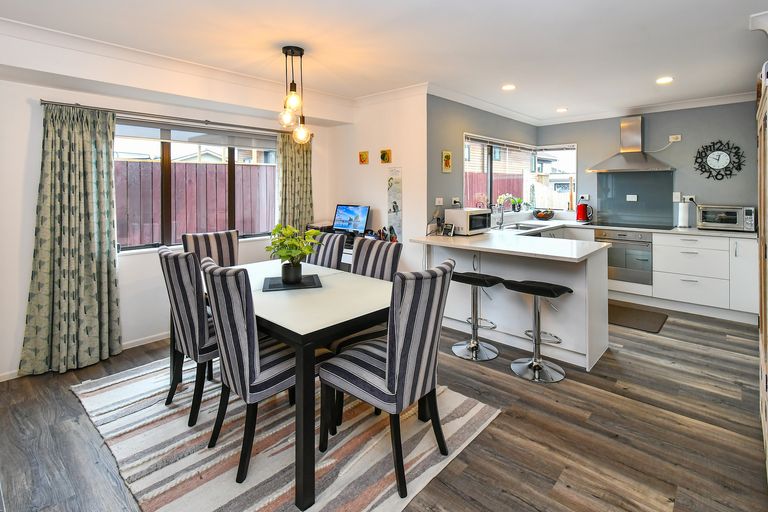 Photo of property in 2/27 Queen Street, Papakura, 2110