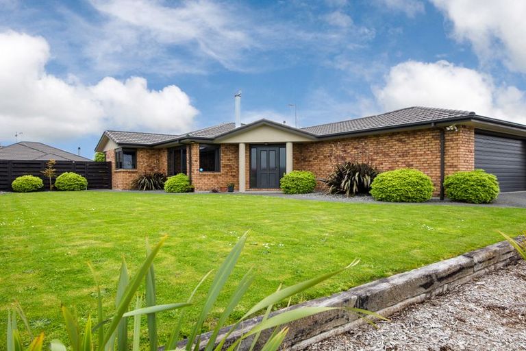 Photo of property in 32 Johnstone Drive, Fitzherbert, Palmerston North, 4410