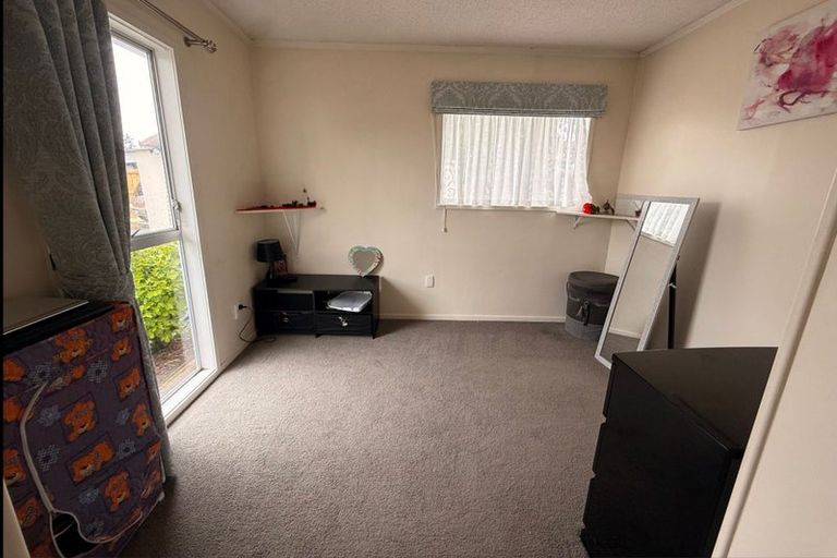 Photo of property in 16 Allington Road, Massey, Auckland, 0614