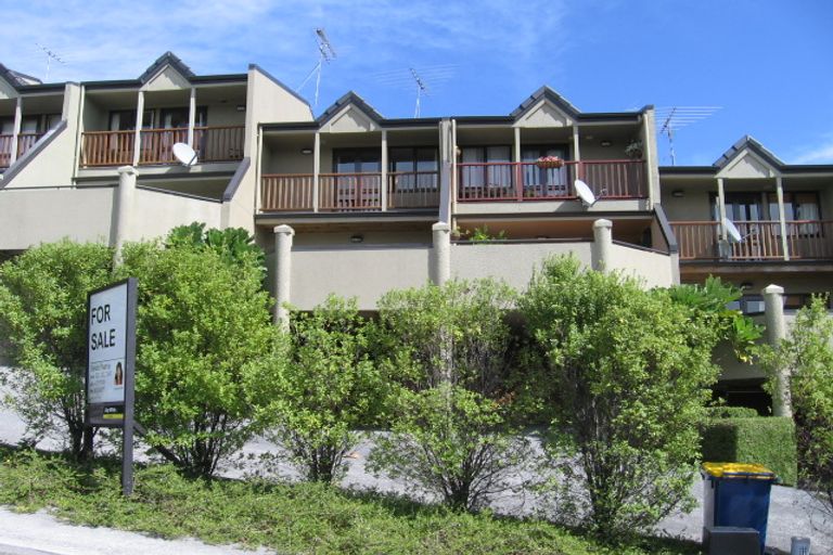 Photo of property in 1/7 Pannill Place, Oteha, Auckland, 0632