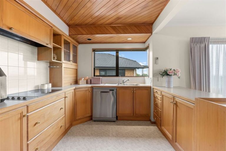 Photo of property in 2/27 Santa Monica Place, Goodwood Heights, Auckland, 2105