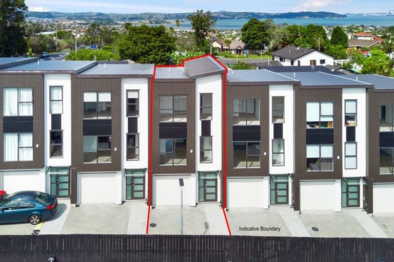 Photo of property in 4/107 Hobsonville Road, West Harbour, Auckland, 0618