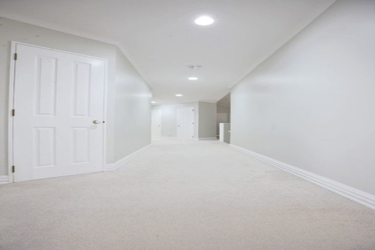 Photo of property in 2 Taroka Close, Pinehill, Auckland, 0632