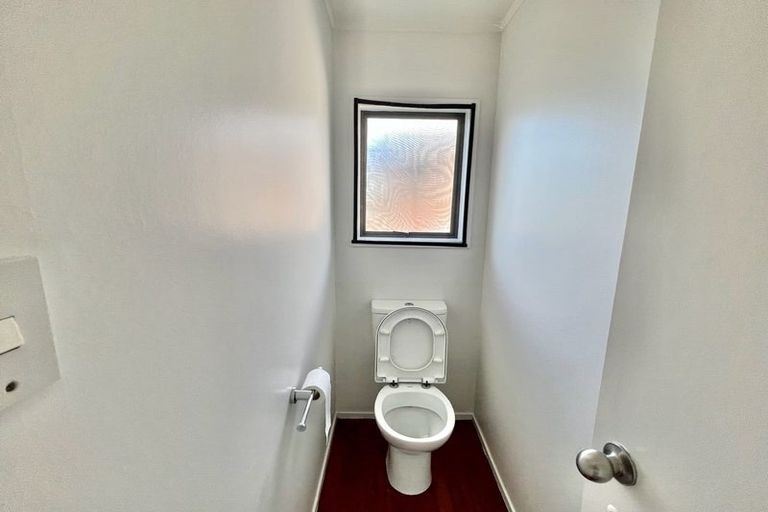 Photo of property in 2/260 Sunset Road, Windsor Park, Auckland, 0632