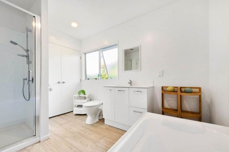 Photo of property in 2/723 Swanson Road, Swanson, Auckland, 0612