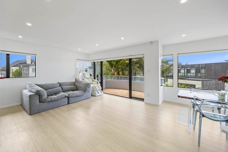 Photo of property in 2/4 Rogers Avenue, Eastern Beach, Auckland, 2012