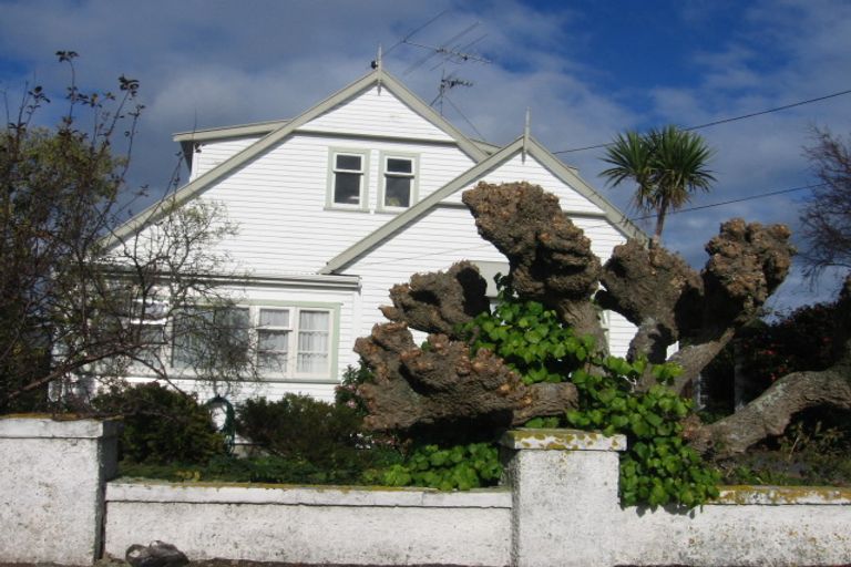 Photo of property in 37 Whites Line West, Woburn, Lower Hutt, 5010