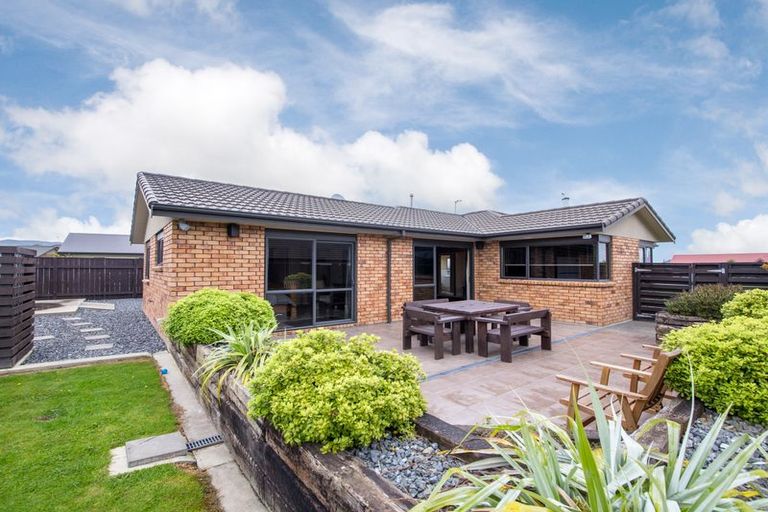 Photo of property in 32 Johnstone Drive, Fitzherbert, Palmerston North, 4410