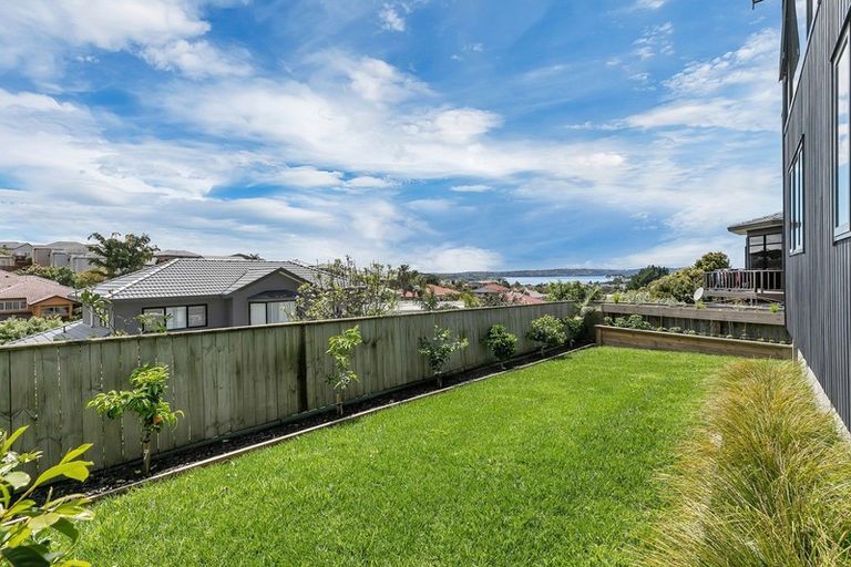 Photo of property in 29 Bernleigh Terrace, West Harbour, Auckland, 0618