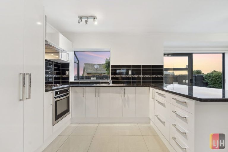 Photo of property in 18 Randwick Place, Randwick Park, Auckland, 2105