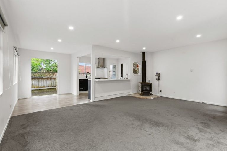Photo of property in 17 Buisson Glade, West Harbour, Auckland, 0618