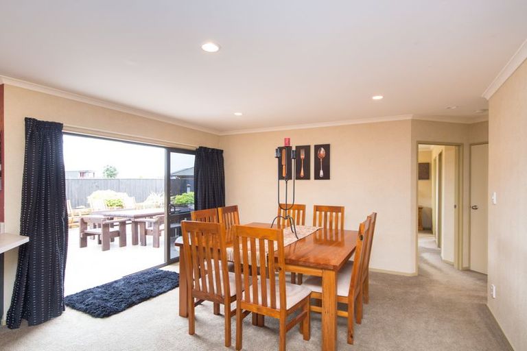 Photo of property in 32 Johnstone Drive, Fitzherbert, Palmerston North, 4410