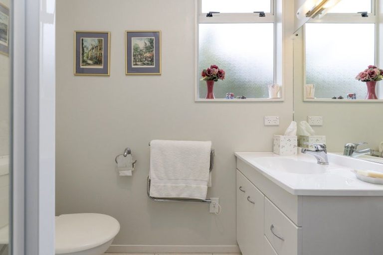 Photo of property in 2/12 Gradwell Place, Two Mile Bay, Taupo, 3330