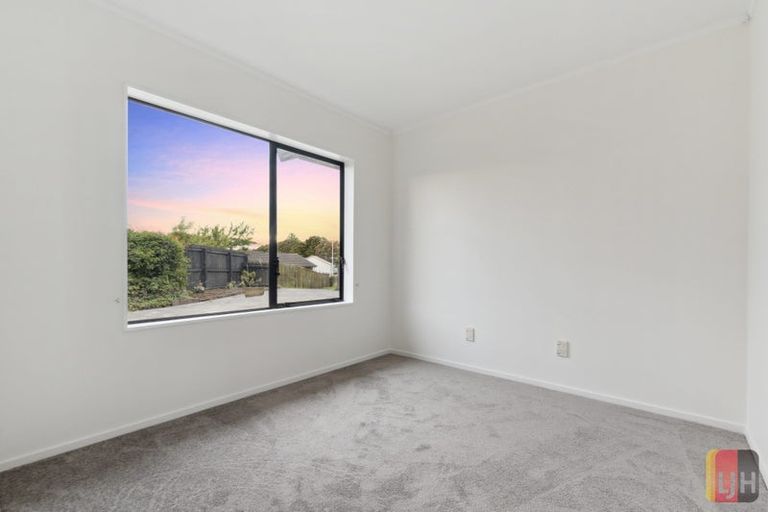 Photo of property in 18 Randwick Place, Randwick Park, Auckland, 2105