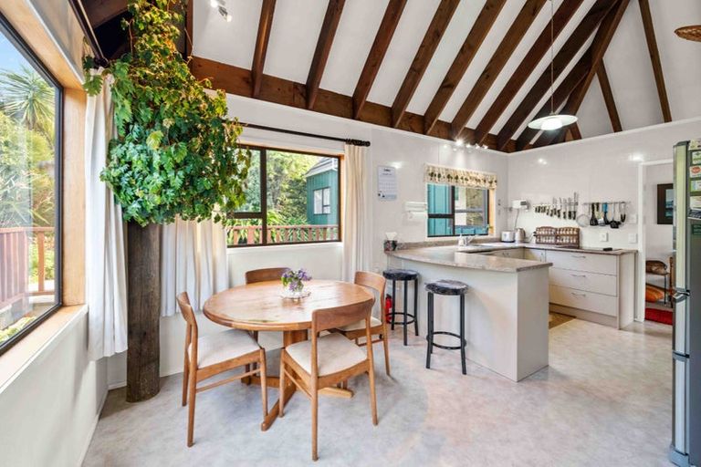 Photo of property in 48 Pokapu Street, Titirangi, Auckland, 0600