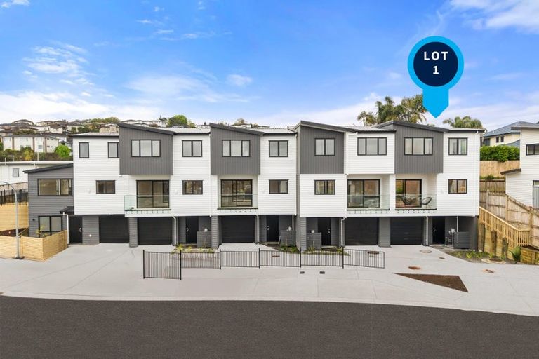Photo of property in 1/13 Rengarenga Rise, Fairview Heights, Auckland, 0632
