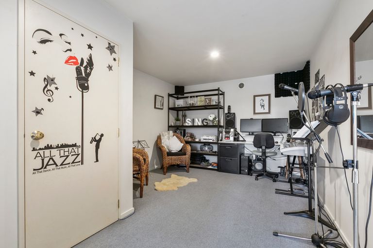 Photo of property in 22 Margaret Henry Crescent, Oteha, Auckland, 0632