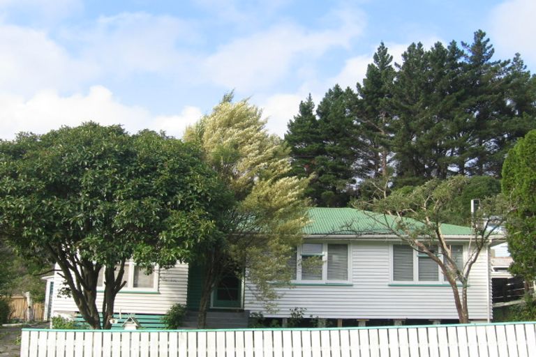 Photo of property in 2 Thomson Grove, Stokes Valley, Lower Hutt, 5019