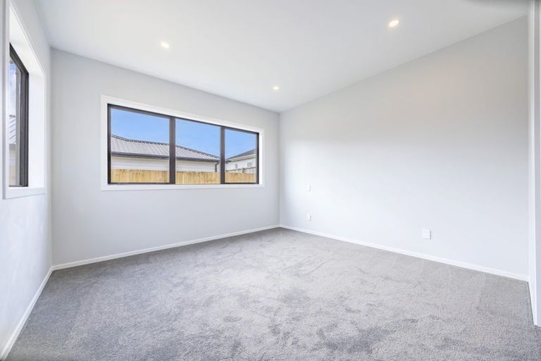 Photo of property in 13 Mcindoe Road, Kumeu, 0810