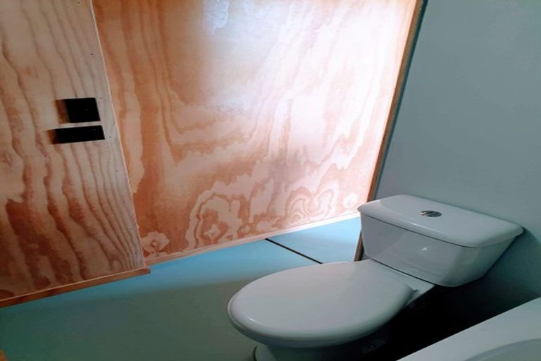 Photo of property in 61 Wade River Road, Stanmore Bay, Whangaparaoa, 0932