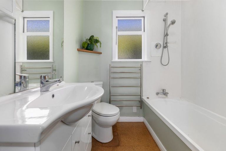 Photo of property in 166 Wellington Road, Paekakariki, 5034