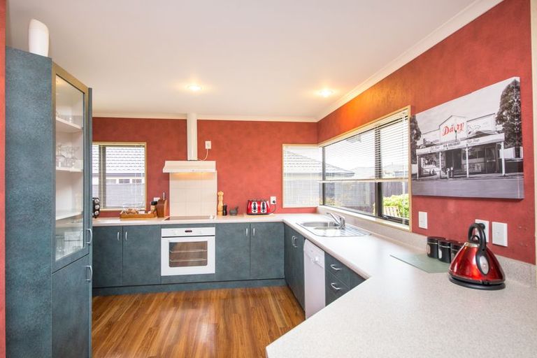 Photo of property in 32 Johnstone Drive, Fitzherbert, Palmerston North, 4410