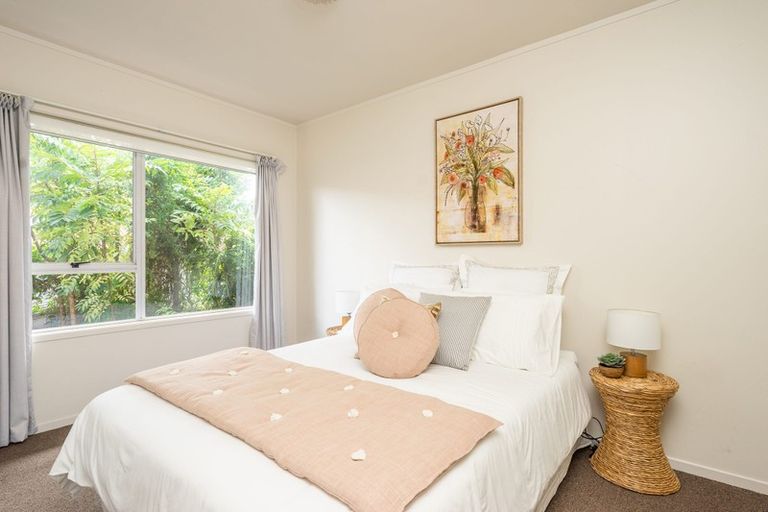 Photo of property in 2/218 East Coast Road, Forrest Hill, Auckland, 0620