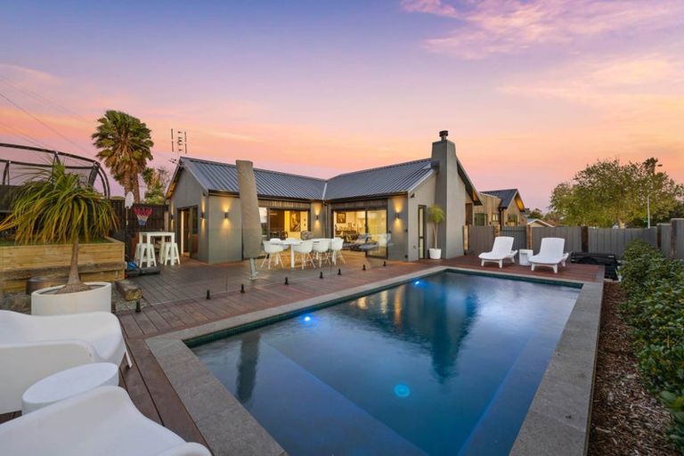 Photo of property in 2 Somerville Road, Shelly Park, Auckland, 2014