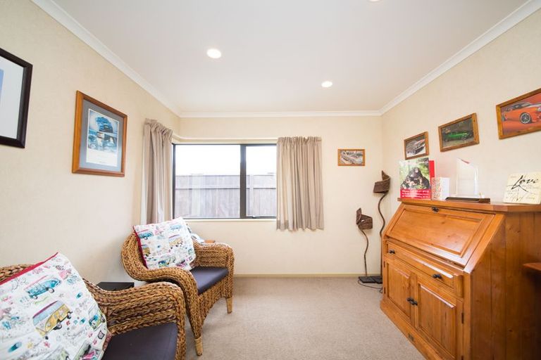 Photo of property in 32 Johnstone Drive, Fitzherbert, Palmerston North, 4410