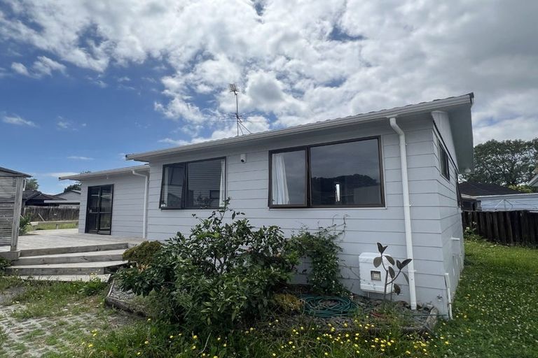 Photo of property in 9 Lisa Rise, Half Moon Bay, Auckland, 2012