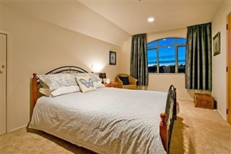 Photo of property in 2/24 Shakespeare Road, Milford, Auckland, 0620