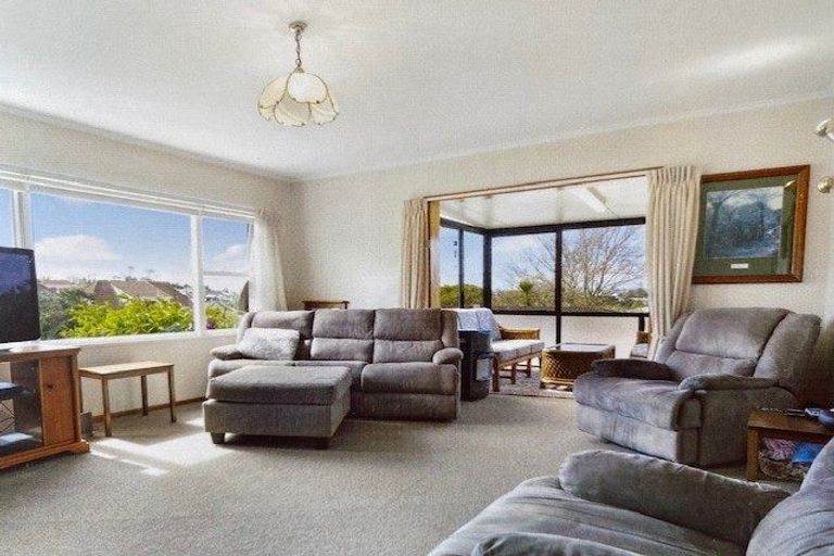 Photo of property in 2/55 Manhattan Heights, Glendene, Auckland, 0602