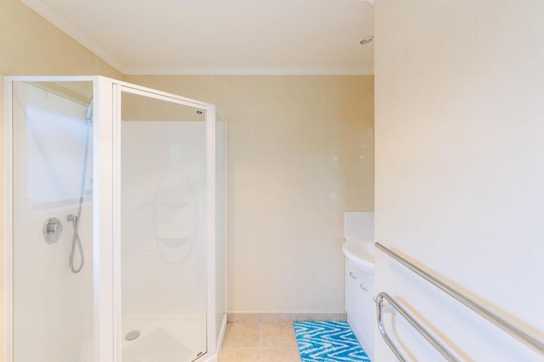 Photo of property in 24 Johnstone Drive, Fitzherbert, Palmerston North, 4410