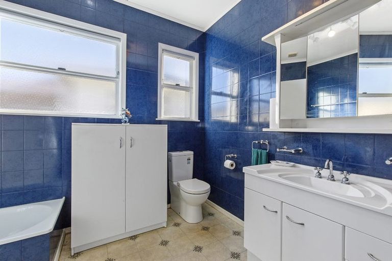Photo of property in 64 Cambridge Terrace, Waterloo, Lower Hutt, 5011