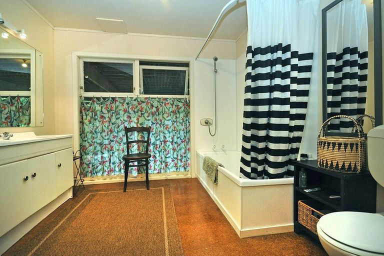 Photo of property in 42 Kauri Road, Laingholm, Auckland, 0604