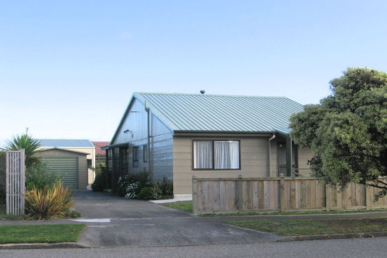 Photo of property in 4 Hastings Street, Waikanae Beach, Waikanae, 5036