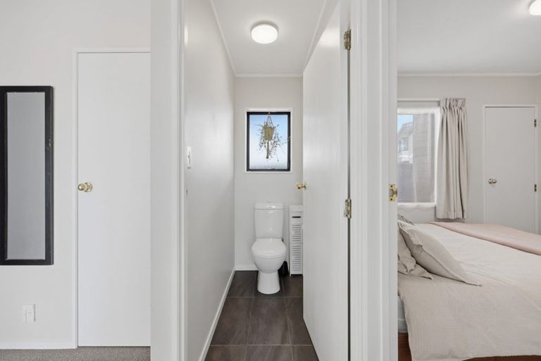 Photo of property in 2/102 Sandspit Road, Shelly Park, Auckland, 2014
